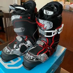 Salomon ski boots. SCS